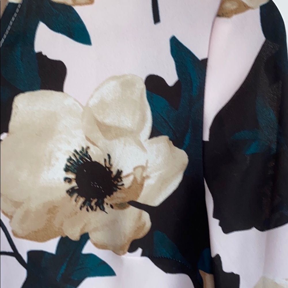 Banana Republic Floral Pleated Bell Sleeve Top PS - Picture 4 of 7